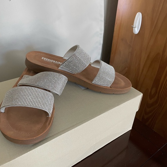 New, comfy, Cushionaire flat sandals - Picture 2 of 3